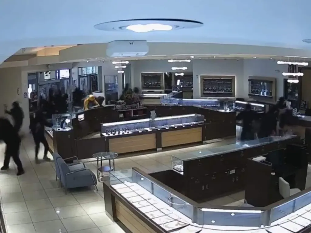 Brazen Daylight Robbery at Indian Jewellery Outlet in California