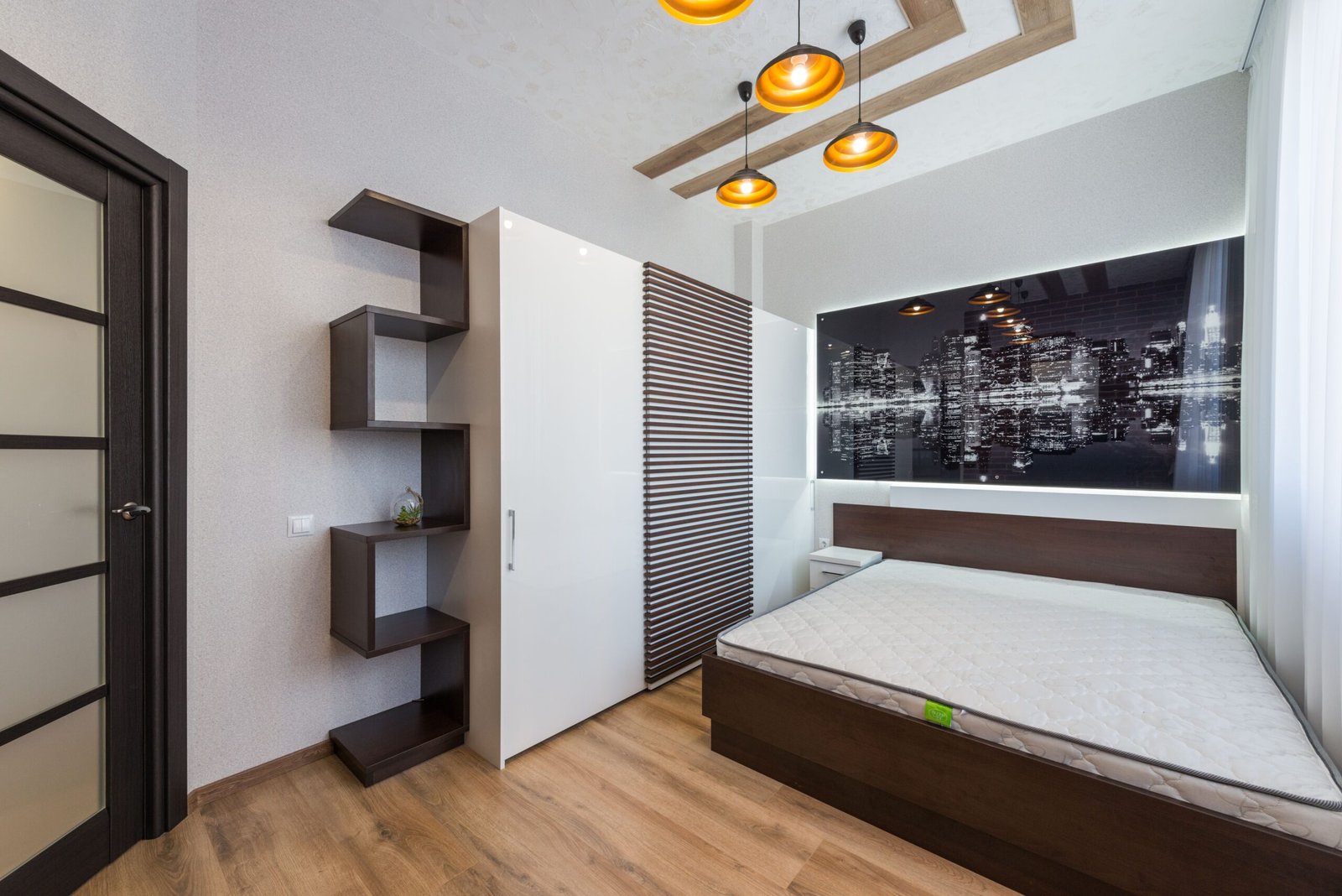 Where to Put a Bed in a Room with Two Windows and a Closet (5 Layout Fixes) 1 Bedroom with bed and closet for bedroom layout planning