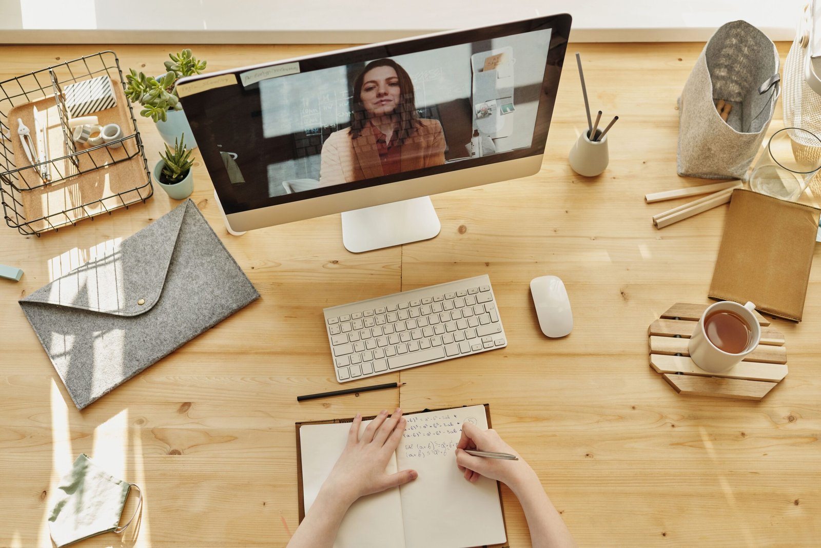 31 Aesthetic Dorm Desk Setup Ideas for 2026 That Make Studying Better