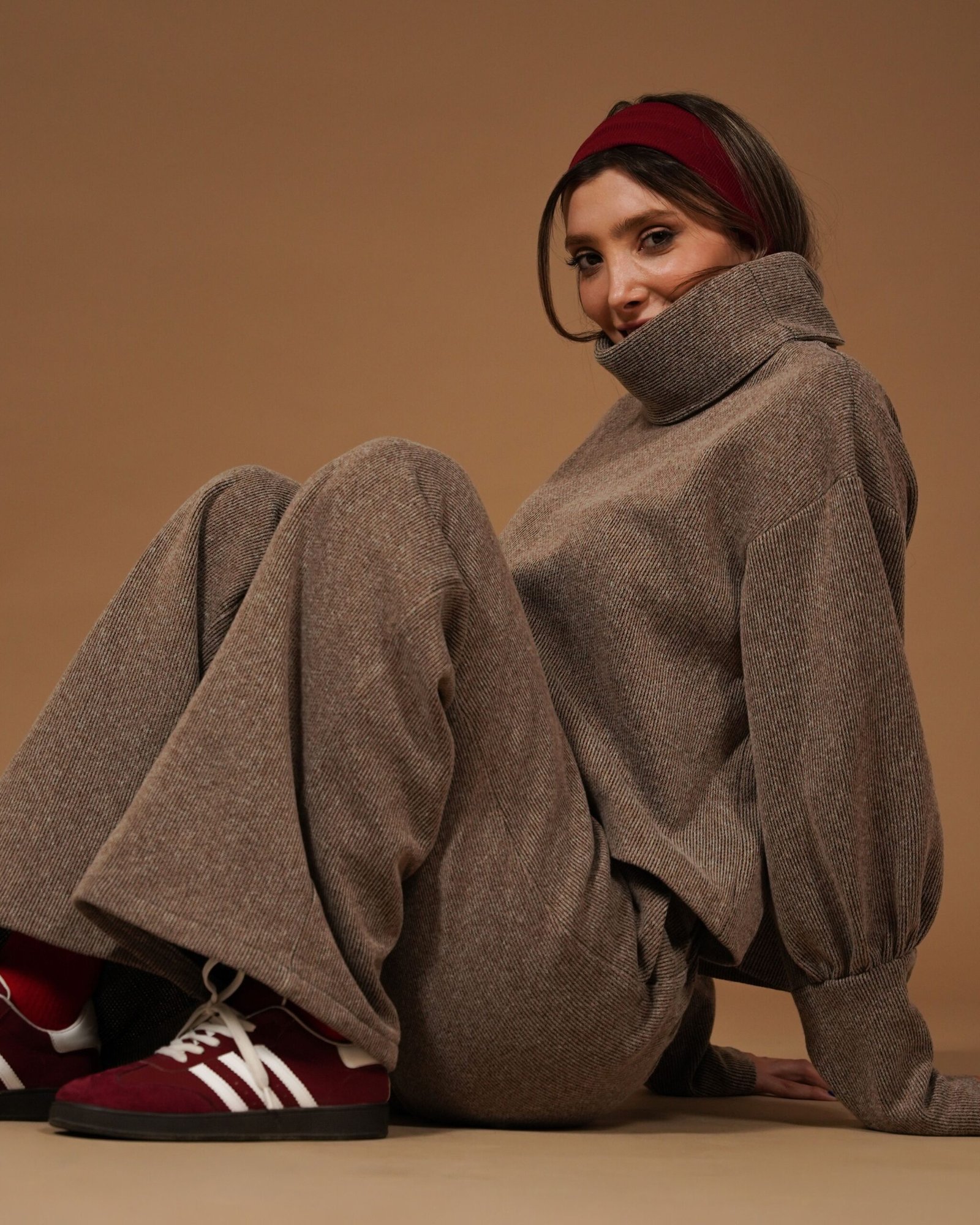 41 Fall Outfit Ideas for 2026: Cute, Cozy & Easy Everyday Looks 1 Woman wearing a cozy autumn outfit